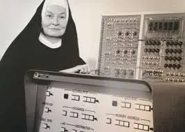 Suore e scienza, un binomio impossibile? No, perchè la prima donna a conseguire un dottorato in Computer Science fu Suor Mary Kenneth Keller