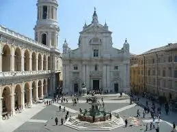 Il Santuario mariano di Loreto è noto per le sue guarigioni miracolose, che attirano pellegrini da tutto il mondo. Recentemente, uno studio scientifico ha esaminato queste guarigioni inspiegabili, cercando di comprendere i fenomeni che si verificano in questo luogo sacro. L’osservatorio medico di Loreto ha raccolto dati e testimonianze, offrendo nuove prospettive su questi eventi straordinari. Questo studio rappresenta un importante passo avanti nella comprensione delle guarigioni miracolose e del loro impatto sulla fede e sulla scienza