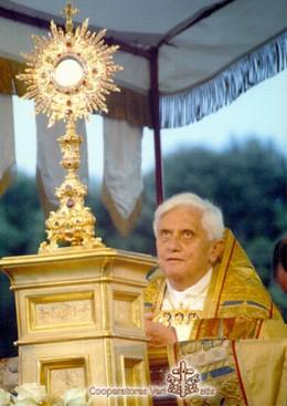 Benedetto XVI con l'ostensorio