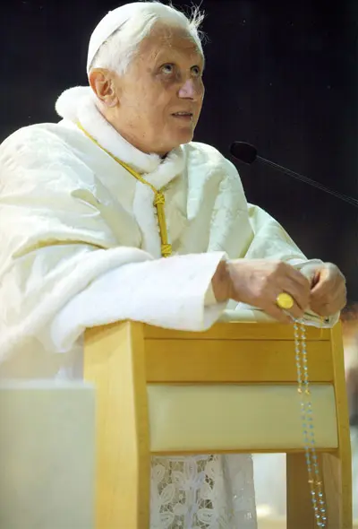 Benedetto XVI con il Rosario - rosario in latino