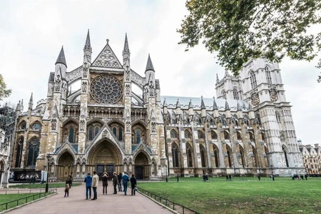 La nascita della Chiesa anglicana e la feroce persecuzione contro i Cattolici; Inglesi: da padroni del mondo all’attuale deriva nichilista. Differenze tra cattolicesimo e anglicanesimo, il ruolo di Enrico VIII e la persecuzione contro i cattolici inglesi durante la Riforma protestante.”